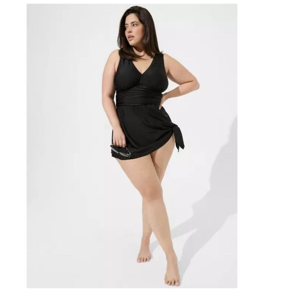 NWT Torrid Black Wireless Short Asymmetrical Swim‎ Dress With Brief Size 2X
